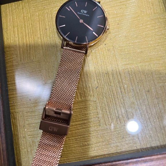 Daniel Wellington rose gold watch - Picture 2 of 4